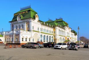 На фото: Железнодорожный вокзал Хабаровска (станция Хабаровск-1)