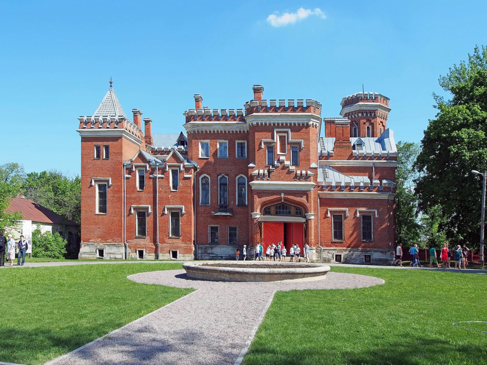 На фото: Главное здание усадебного имения (замок) принцессы Ольденбургской, поселок Рамонь, Воронежская область