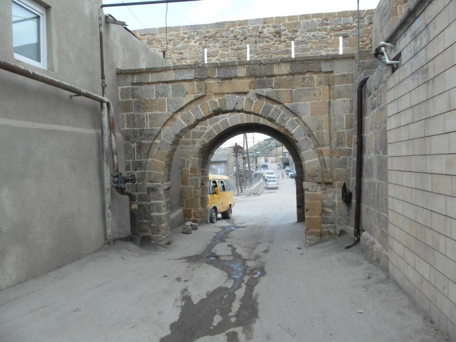На фото: крепостная стена и ворота в Дербенте