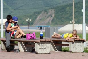 На фото: Горожане отдыхают на набережной реки Амур. Город Комсомольск-на-Амуре, Хабаровский край