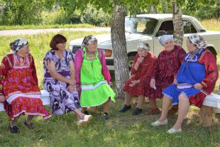 Женщины в национальных костюмах, республика Мордовия