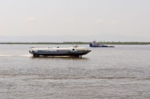 На фото: Катер &quot;Капитан Князев&quot; типа &quot;Метеор&quot; на реке Амур. Хабаровский край